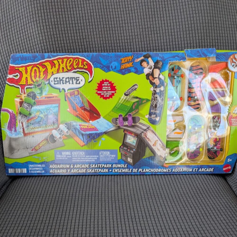 Hot Wheels Skate Aquarium & Arcade Skate Park Bundle Set, 4 Skateboards, 4 Shoes